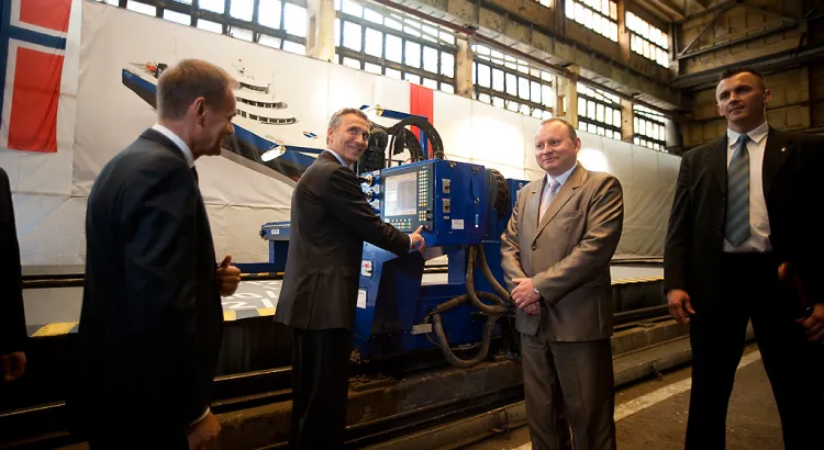 Den norske statsministeren Jens Stoltenberg presenterte selv plateskjæremaskinen.