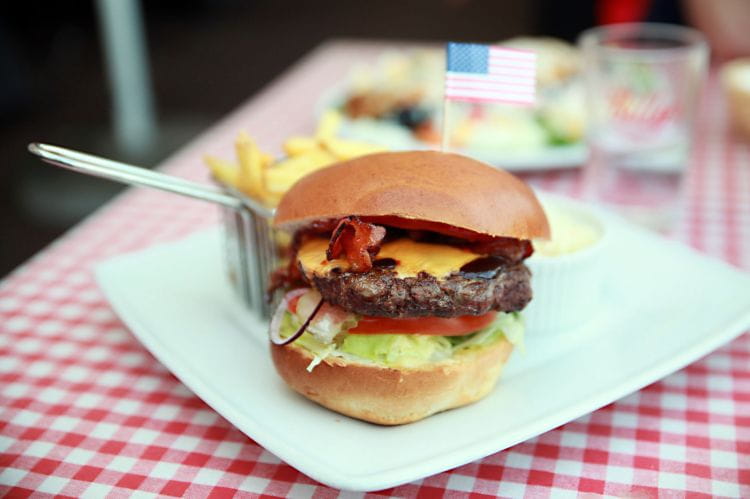 Lubicie kuchnię amerykańską? Spróbujecie jej w Billy's. Na zdjęciu: barbecue burger wołowy.