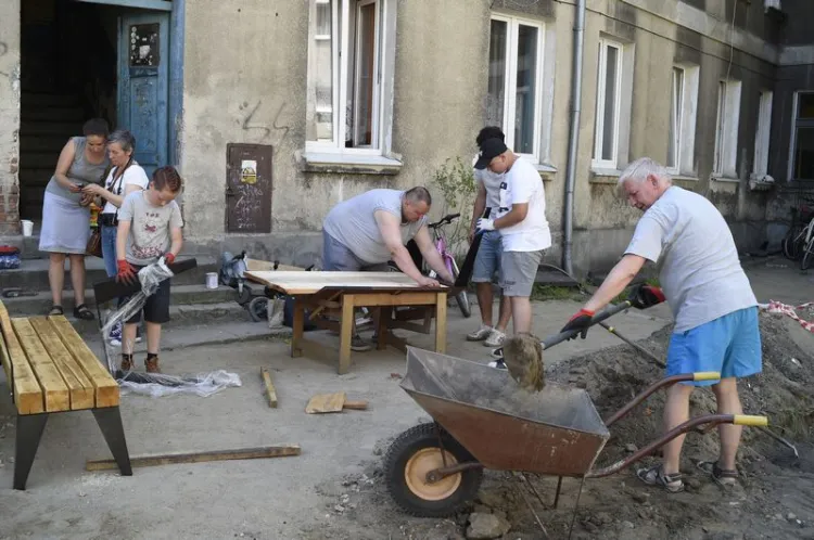 W ramach Akcji Rewitalizacja mieszkańcy kamienic przy ul. Strajku Dokerów 17 A i 18 A wspólnie zmieniają swoje podwórko. Podobnych działań w dzielnicy jest więcej.