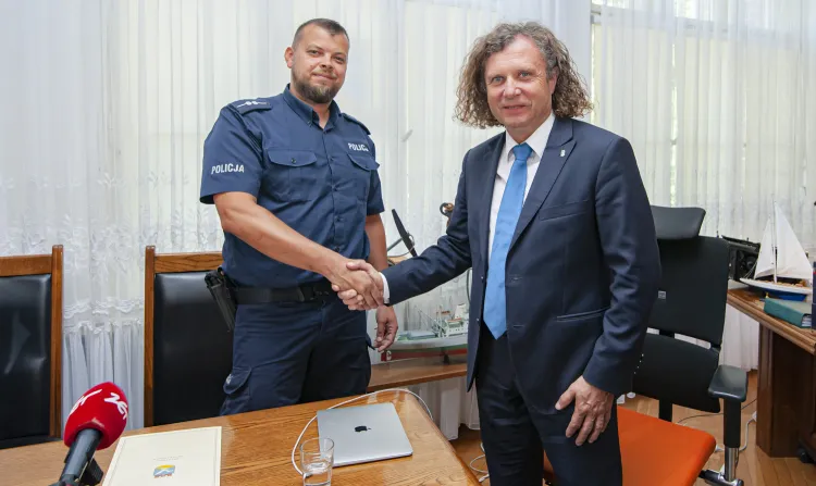 Policjant odbiera nagrodę od prezydenta Sopotu.