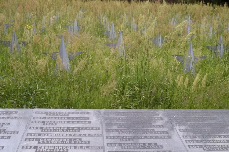 Cmentarz Żołnierzy Radzieckich przy ul. Giełguda w Gdańsku. Zdjęcie wykonane 2 lipca 2019 r.
