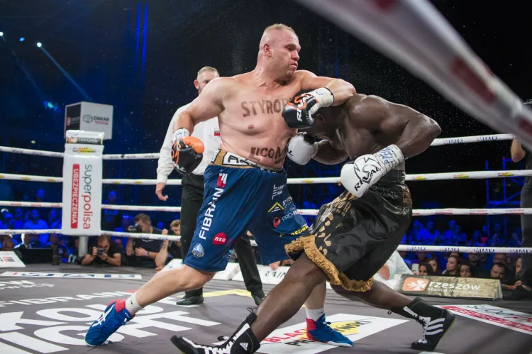 Izu Ugonoh został znokautowany przez Łukasz Różańskiego w walce wieczoru Knockout Boxing Night 7 w Rzeszowie. 