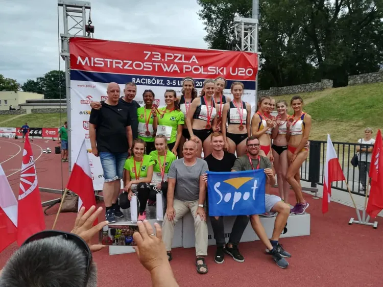 Kobieca sztafeta SKLA Sopot 4x400 metrów ze złotymi medalami MP U-20 (w środku na podium).