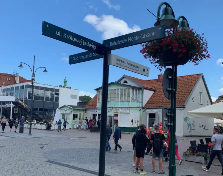 Wszystkie tablice z nazwami ulic, hoteli czy atrakcji turystycznych mają zostać wymienione w Sopocie do końca sierpnia. Na razie wymieniane są tablice w centrum.