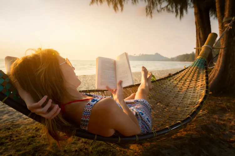 Idealna książka na wakacje nie istnieje, ale na urlopie każda lektura jest dobra - warto czytać wszędzie i gdzie się da.
