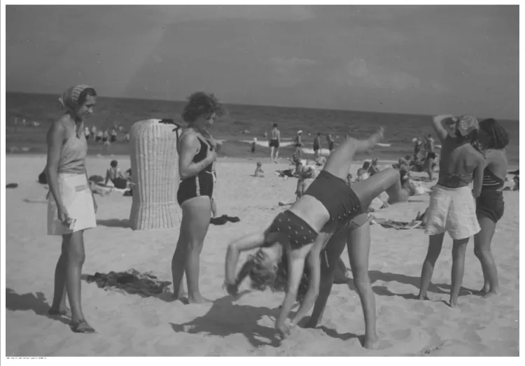 Plażowicze podczas zabawy na plaży w Gdyni. Zdjęcie wykonane w latach 1938-39.