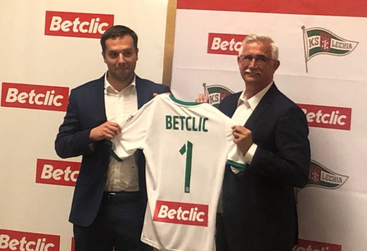 Janusz Biesiada, wiceprezes Lechii Gdańsk i Bartłomiej Płoskonka, manager Betclic (z lewej) prezentują koszulkę z logo nowego sponsora głównego. 