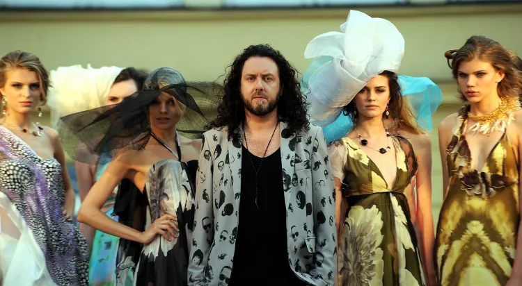 Michał Starost z modelkami po pokazie w ogrodzie hotelu Grand.