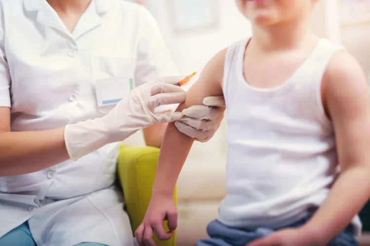 Szczepienia należy rozpocząć u niemowląt w wieku od 6. do 12. tygodnia życia, u których nie występują przeciwwskazania do podania żywych szczepionek.