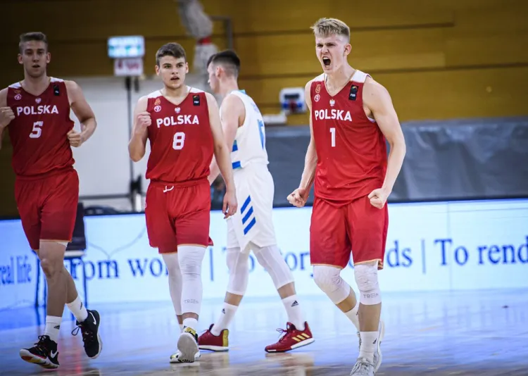 Koszykarz Trefla Sopot, Łukasz Kolenda (z prawej) jest liderem reprezentacji Polski U-20. 1/8 finału przeciwko zdobył 24 pkt. Wcześniej w decydującym meczu ze Słowenią zdobył 20 pkt i 15 pkt z Grecją.