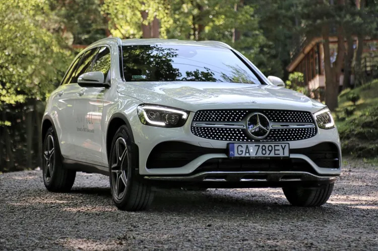 Dzięki odświeżonej stylistyce SUV upodobnił się do większego brata - modelu GLE.