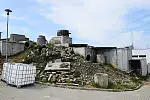 Budowla ukryta na tyłach budynku Straży Pożarnej przy Jabłoniowej 5 na gdańskim Jasieniu, składa się z ton betonu oraz metalu. Razem tworzą skomplikowany labirynt, którego autorką jest Katarzyna Wodniak, z zawodu architektka, po godzinach psia przewodniczka z 14-letnim stażem.
