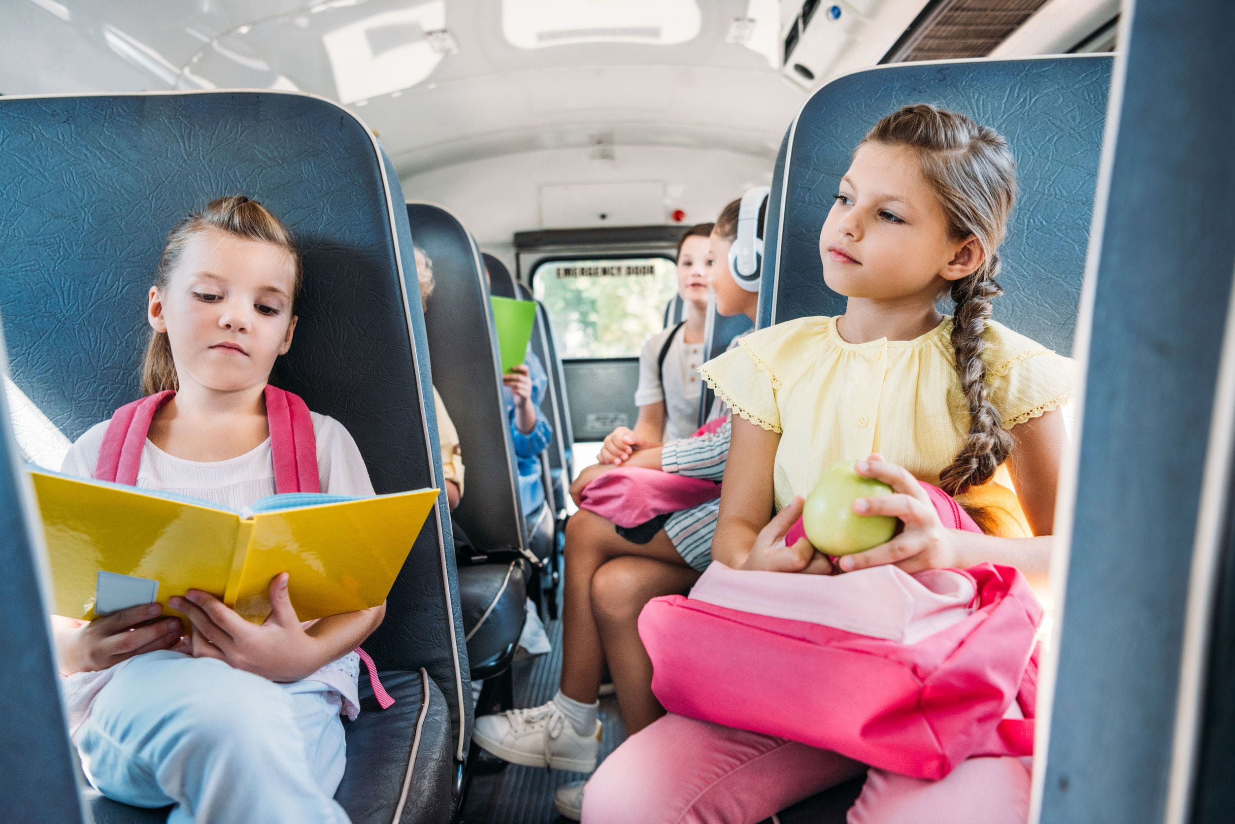 Автобусы дети новый. Автобус для детей. Общественный транспорт для детей. Детский экскурсионный автобус. Дети в автобусе на экскурсии.