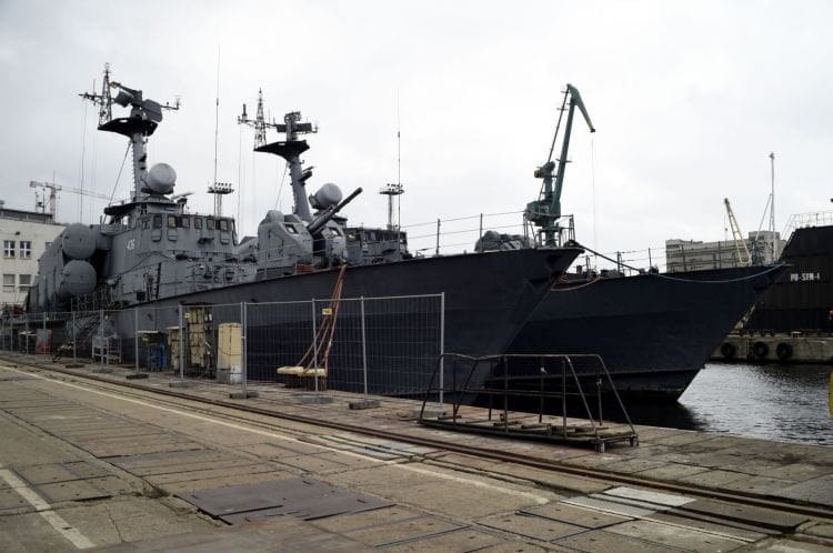 Dawne kutry rakietowe Marynarki Wojennej "Rolnik" i "Metalowiec" zacumowane na terenie Stoczni Nauta w Gdyni.