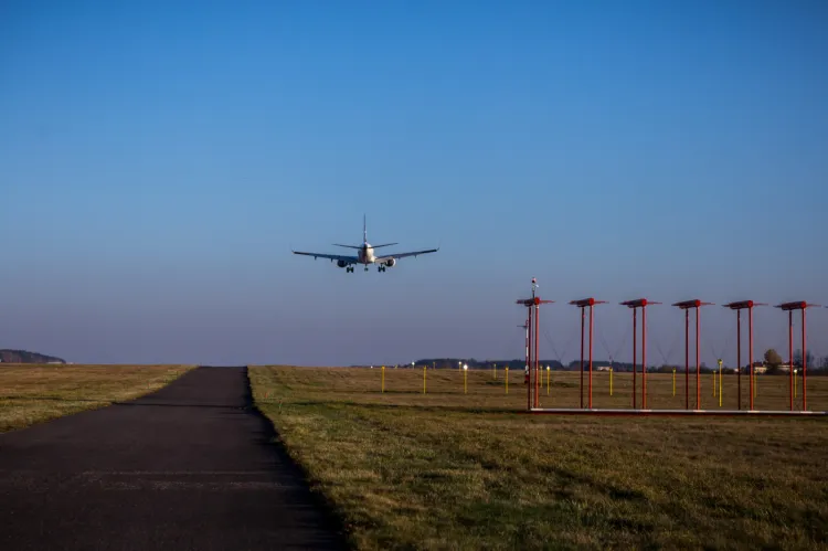 Zapadł pierwszy wyrok nakazujący władzom Portu Lotniczego w Gdańsku wypłacenie odszkodowania właścicielowi domu znajdujacego się w obszarze ograniczonego użytkowania wokół lotniska. 
