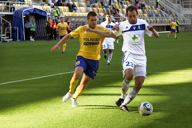 Marcin Budziński (z lewej) w latach 2008-2012 był piłkarzem Arki Gdynia. W 2011 roku zaliczył z nią spadek do I ligi.