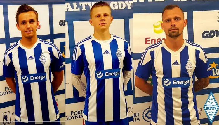 Mateusz Bany (z lewej), Radosław Regliński (w środku) i Michał Renusz (z prawej) zostali zaprezentowani jako nowi piłkarze Bałtyku Gdynia.