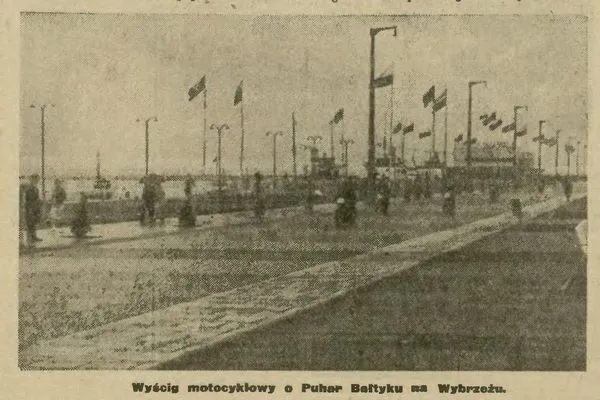 Latem 1939 r. rozegrano w Gdyni wyścig motocyklowy, w którym ścigano się na pętli o długości 2100 metrów, od "molo reprezentacyjnego", przez skwer Kościuszki po ul. Świętojańską. 