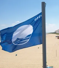 Błękitna Flaga to certyfikat czystości i bezpieczeństwa plaży.