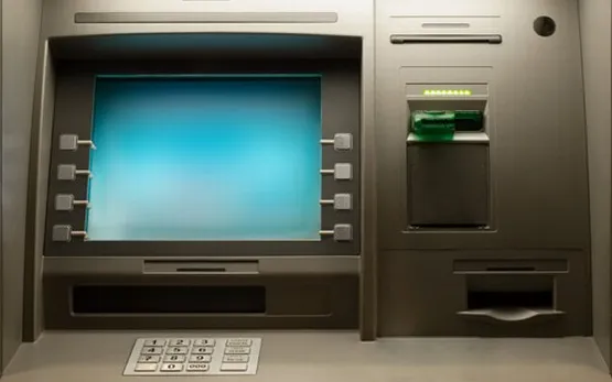 Oszuści wyciągali pieniądze z bankomatów za pomocą podrobionych kart kredytowych.