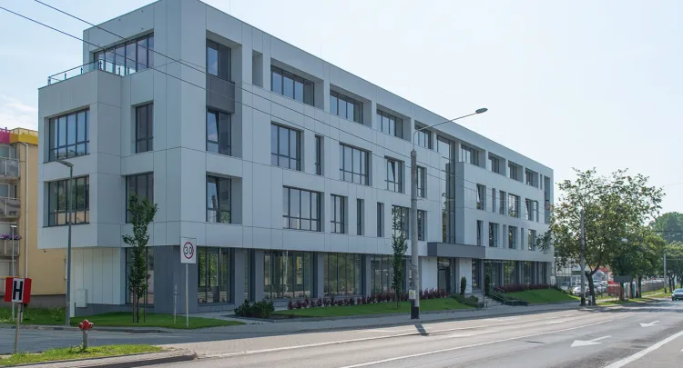 Biurowiec Fenix - to oficjalna nazwa obiektu przy al. Zwycięstwa 173 w Gdyni.