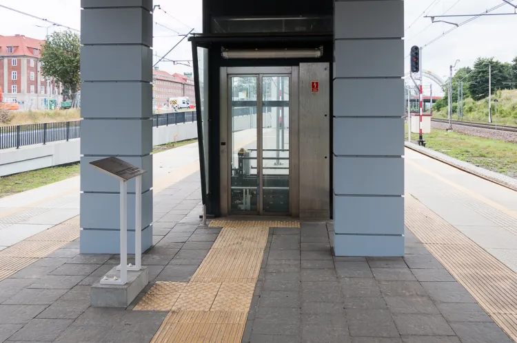 Nieczynna winda z peronu SKM Gdańsk Śródmieście do tunelu w kierunku Urzędu Marszałkowskiego i Wojewódzkiego
