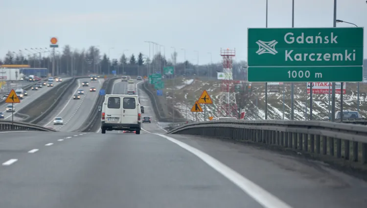Na drogach ekspresowych przewidziano ustawianie tablic z odległością do zjazdu (tak jak jest to obecnie na autostradach). Nowym elementem są tablice kierunkowe na zjazdach z autostrady i drogi ekspresowej.