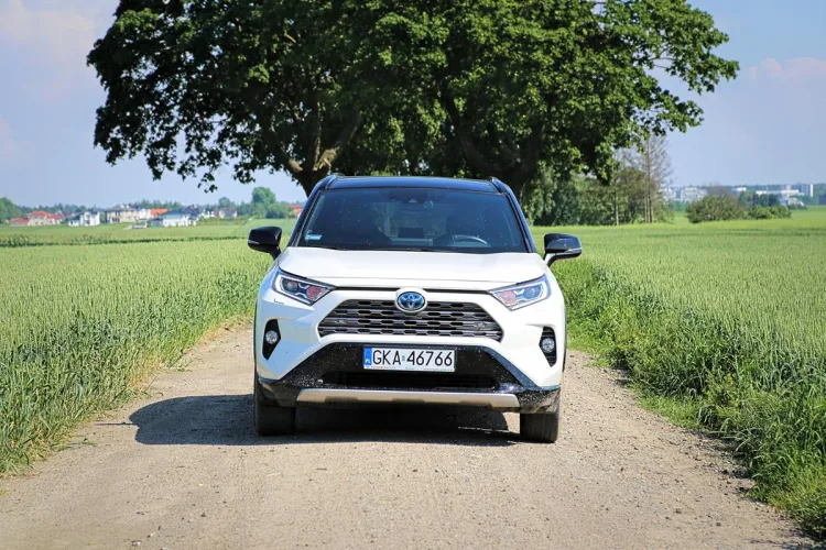 Toyota daje 5-letnią gwarancję na baterie. Gwarancję można przedłużyć do 10 lat.