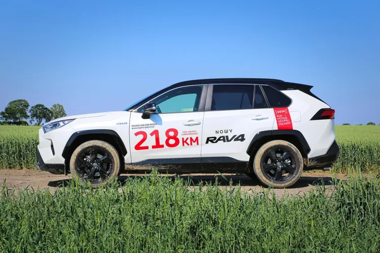 Hybrydowa RAV4 występuje w dwóch wersjach: 218 KM (napęd tylko na przód) i 222 KM (napęd na wszystkie koła).