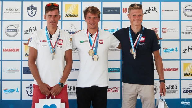 Medaliści mistrzostw Polski w klasie RS:X w ramach 20. Volvo Gdynia Sailing Days. Od lewej: Piotr Myszka, Paweł Tarnowski, Radosław Furmański. 