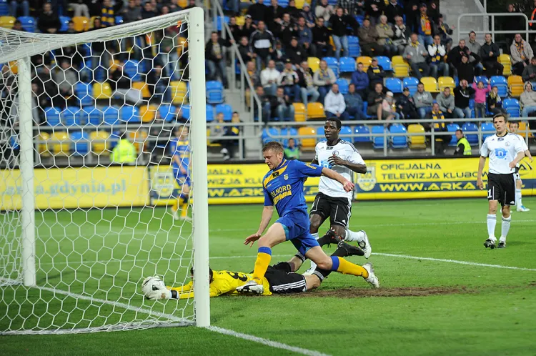 Marcin Budziński zadebiutował w ekstraklasie jako 18-latek w meczu Legia Warszawa - Arka Gdynia. W pierwszej drużynie żółto-niebieskich w latach 2008-11 rozegrał 75 meczów, strzelił 1 gola. 