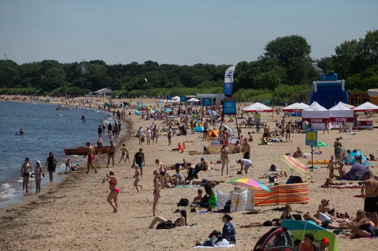 Na plaży jest najwięcej turystów z Polski. 
