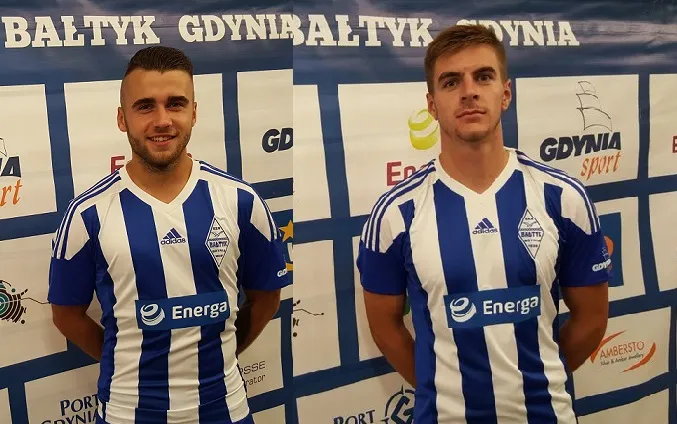 Adrian Machol (z lewej) i Mateusz Węsierski (z prawej) zostali zaprezentowani jako nowi piłkarze Bałtyku Gdynia.