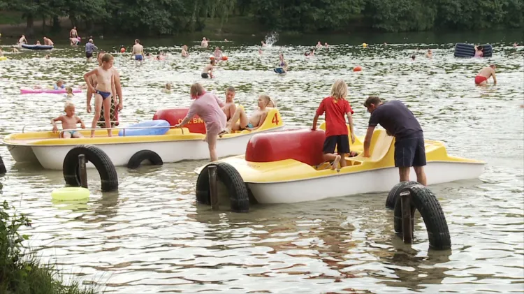 Na wielu jeziorach znajdziemy nie tylko strzeżone plaże, piaszczyste kąpieliska i cieplejszą i czystszą wodę niż w Bałtyku, ale też wypożyczalnie sprzętu wodnego.