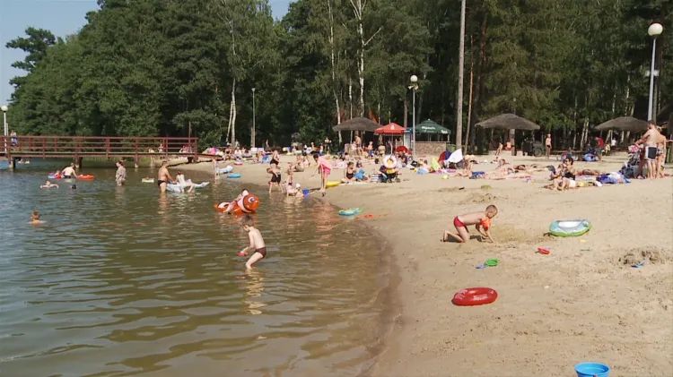 Plaża nad jeziorem Łapińskim to dobra opcja na wypoczynek dla rodzin z dziećmi.