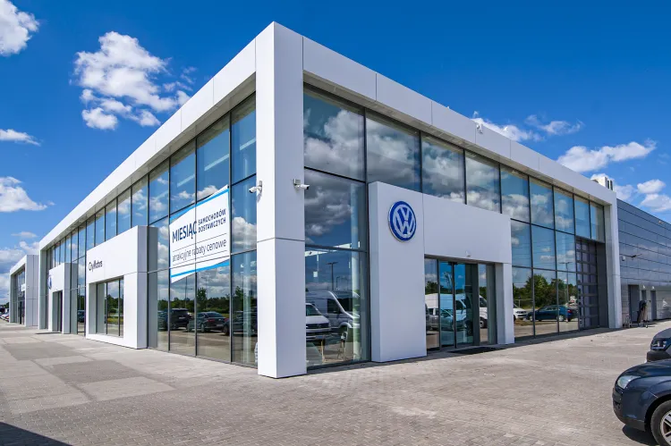 Pierwszym salonem samochodowym, który powstał nieopodal gdańskiego stadionu jest obiekt marki Volkswagen.