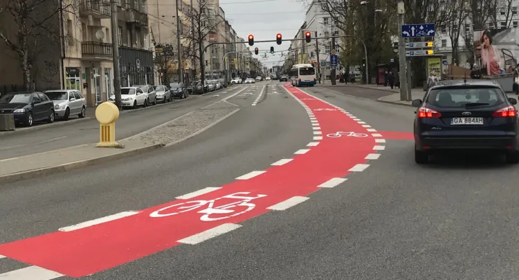 Władze Gdyni chcą, by rowerzyści zjechali z chodników, zwłaszcza że pojawia się dla nich coraz więcej ułatwień.