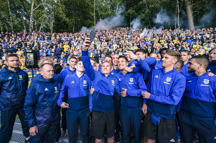 Michał Nalepa (w centrum zdjęcia) uważa, że jak Arka Gdynia na boisku tworzyć będzie drużynę, a nawet rodzinę, to będzie można nawiązać do sukcesów sprzed dwóch lat, gdy klub sięgnął m.in. po Puchar Polski i grał w eliminacjach Ligi Europy. 