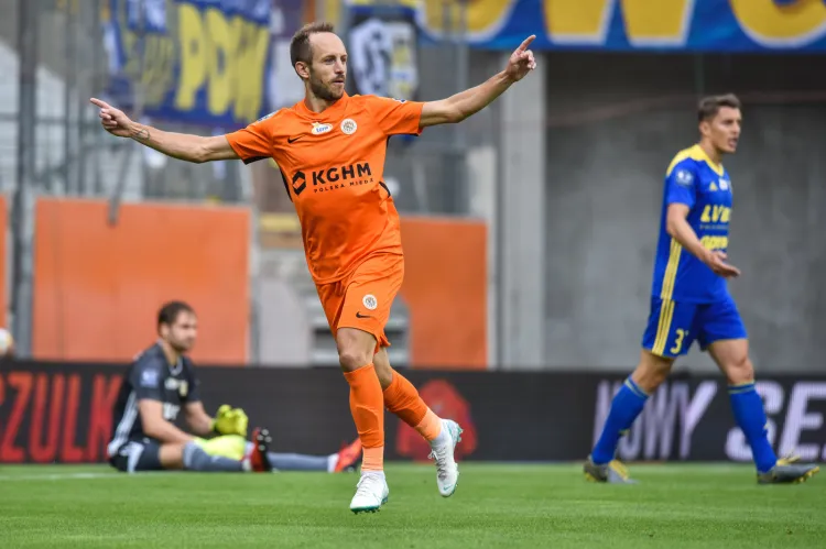 Sasa Żivec już w 3. minucie zepsuł jubileusz setnego meczu w barwach Arki Gdynia Pavelsowi Steinborsowi (w tle), a po straconym drugim golu z boiska został zdjęty Damian Zbozień (nr 3). 