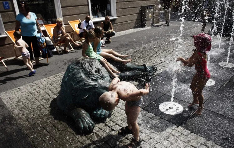 Lipiec w ubiegłym roku był tak upalny, że leżakowanie odbywało się nawet w Śródmieściu Gdańska przy fontannie Czterech Kwartałów. 