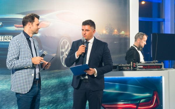 Mateusz Borek (w środku) często wciela się rolę prowadzącego podczas imprez organizowanych przez BMW Zdunek.