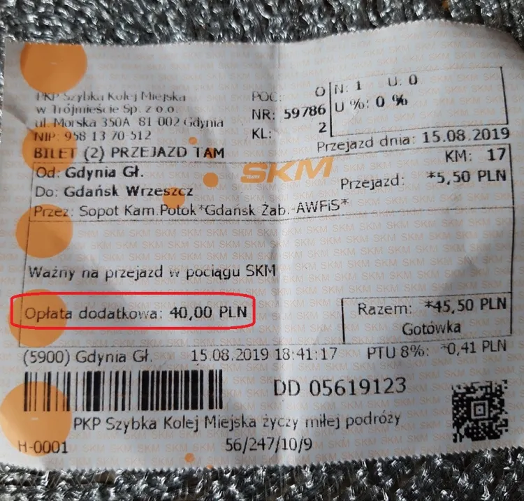 Widniejąca na bilecie "opłata dodatkowa" to tak naprawdę synonim mandatu za przejazd bez biletu. Kupienie biletu u kierownika pociągu w SKM kosztuje 2 zł 80 groszy.