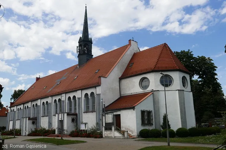 W wybudowanym w 1922 r. kościele św. Antoniego w Brzeźnie pojawiły się kolejne spękania na ścianach. 
