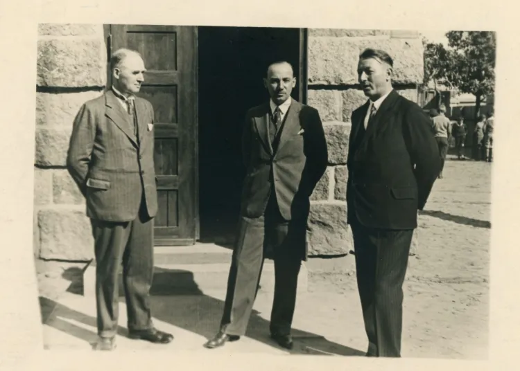 Jan Kamrowski (z lewej) przed budynkiem szkoły w Gdyni, m.in. z inspektorem szkolny Karolem Kopciem (z prawej), fot. nieznany, 1938 r. Ze zbiorów Muzeum Miasta Gdyni.