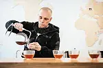 - Jasny oraz średni stopień palenia kawy pozwala uzyskać więcej smakowych atrybutów, mówimy tutaj o kawie segmentu speciality, czyli wysokogatunkowej - mówi Mariusz "Maniek" Bulak, barista z Kawany.