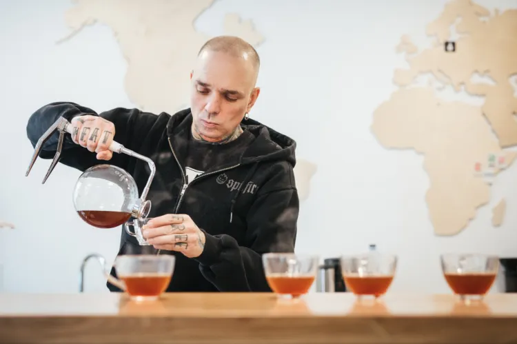 - Jasny oraz średni stopień palenia kawy pozwala uzyskać więcej smakowych atrybutów, mówimy tutaj o kawie segmentu speciality, czyli wysokogatunkowej - mówi Mariusz "Maniek" Bulak, barista z Kawany.