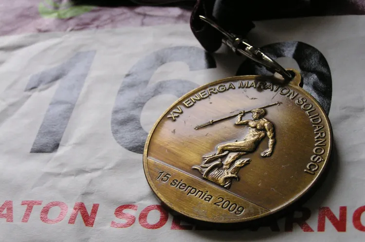Medal i numer startowy z 2009 r.