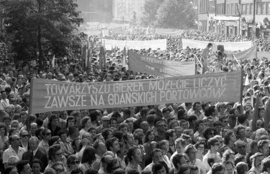 28 czerwca 1976 r. na Długim Targu i Długiej zgromadziło się - według oficjalnych danych - 80 tys. osób. Zorganizowany przez partię wiec był aż kuriozalny w swojej służalczości wobec władzy. 