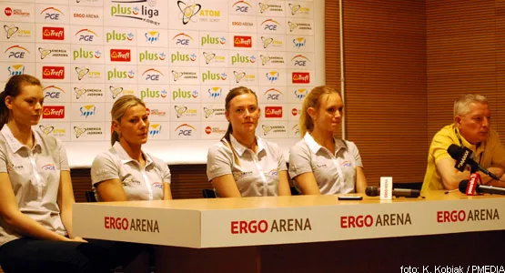 Od lewej: Maja Tokarska, Dorota Świeniewicz, Ewelina Sieczka, Małgorzata Kożuch oraz dyrektor sportowy Marek Brandt.