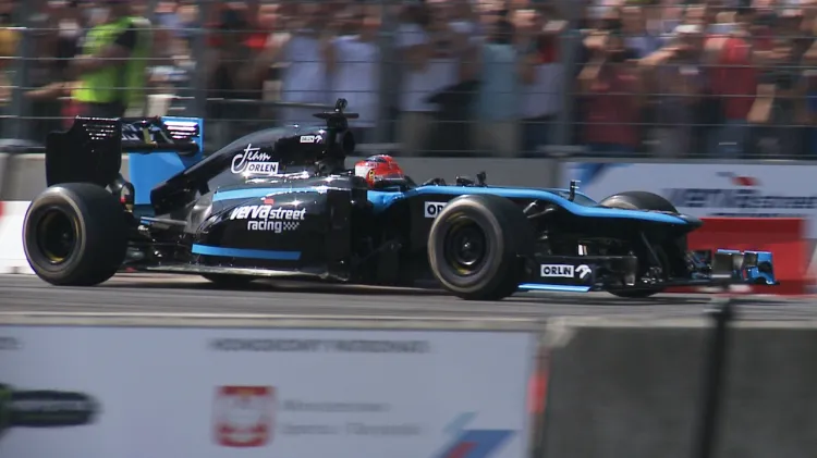 Kubica w Gdyni zaprezentował się w bolidzie Lotusa z 2012 roku. 